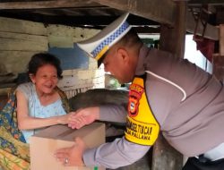 Kasat Lantas Polres Bone Santuni Kaum Dhuafa