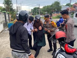 Kapolres Bone Sigap Bantu Pengendara Laka Lantas di Jalan Raya