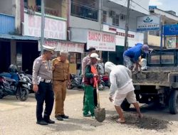 Satlantas Polres Bone Gandeng Dinas PU Timbun Jalan Berlubang
