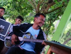Hadiri Jurnalis Camp, Andi Asman Cerita Pengalaman dan Mainkan Gitar Listrik