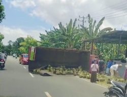 Truk Pengangkut Gas Elpiji 3 Kg Terbalik di Jalan Poros Bone-Makassar