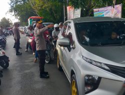 Demi Kamseltibcar Lantas, Kasat Lantas Polres Bone Basah Kuyup Amankan Demo