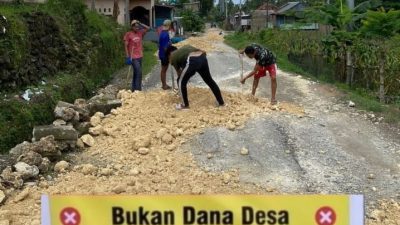 Pemerintah Abai, Warga Bone Patungan Kerja Sendiri Jalannya