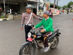 Satlantas Polres Bone Tertibkan Pengendara Tak Pakai Helm, Tekankan Edukasi Humanis