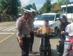 Ops Patuh, Kasat Lantas Polres Bone Tegur Anak Pengendara Sepeda Listrik di Jalan Raya