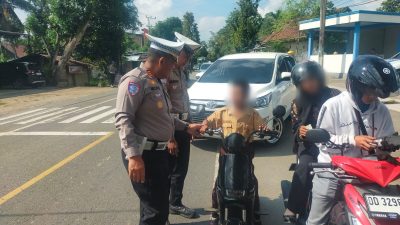 Ops Patuh, Kasat Lantas Polres Bone Tegur Anak Pengendara Sepeda Listrik di Jalan Raya