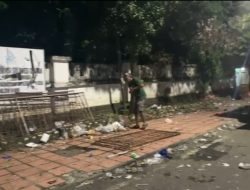 Panitia Kapolres Cup dan DLH Bone Bersihkan Area Usai Drag Night