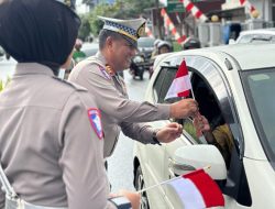 Satlantas Polres Bone Sapa Pengguna Jalan, Bagikan Bendera Merah Putih