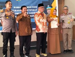 Taufan Pawe “Door to Door” Serahkan Sertifikat Tanah dan Aset Pemda Bone