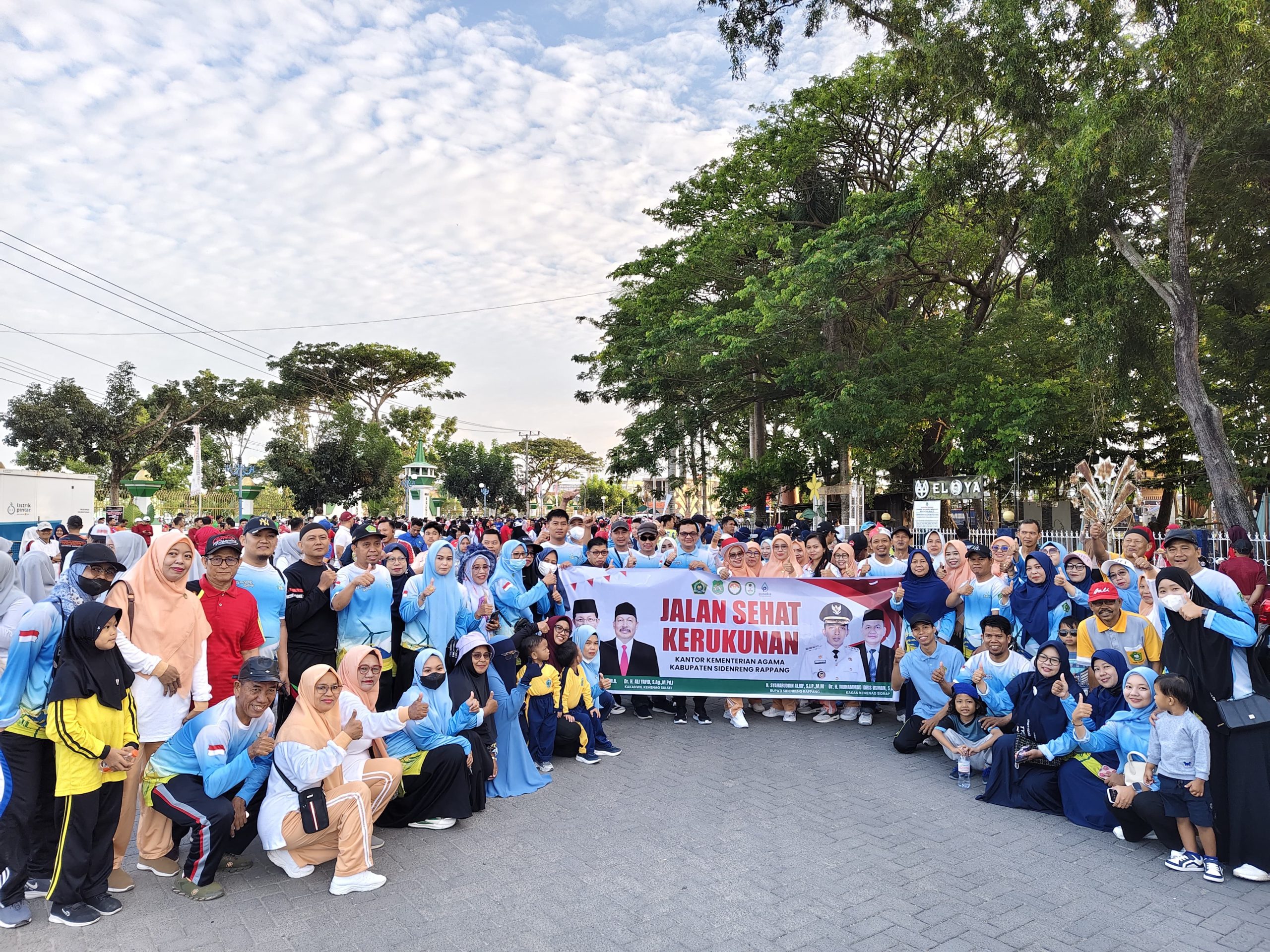 Foto bersama Kakan Kemenag Sidrap bersama masyarakat (foto oleh Humas Kemenag Sidrap)