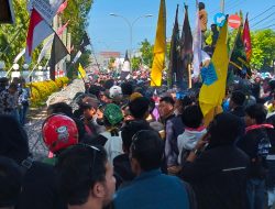 Tolak Kenaikan PBB-P2, Ribuan Massa Demo di Kantor Bupati Bone, Personel Gabungan Siaga