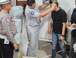 Momen Hari Keselamatan LLAJ Nasional, Satlantas Polres Bone Bersama Jasa Raharja Bagi Helm Gratis Ke Wajib Pajak