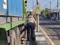 Polantas Bone Turun Tangan, Jadi Montir Dadakan Atasi Truk Mogok